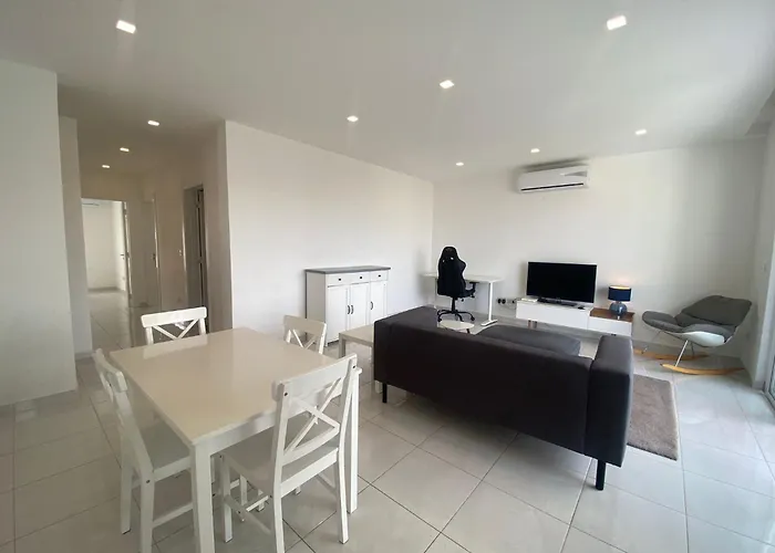 Spectacular Distant Seaview סליאמה