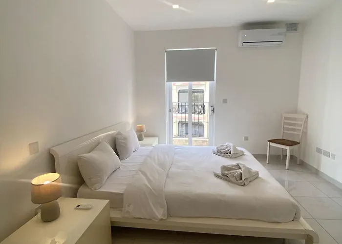 Апартаменты Spectacular Distant Seaview Слима